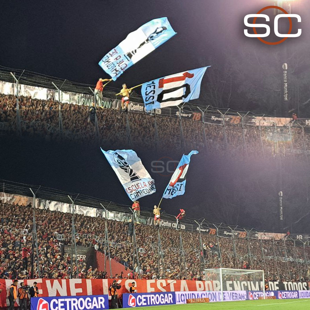 SC_ESPN's tweet photo. "ESCUELA DE CAMPEONES" los nuevos trapos de Newell's en Rosario. https://t.co/UUWPKbn4eB
