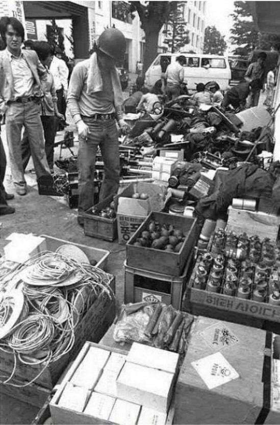 518에 궁금한것
무기고 8곳을 누가 털엇 나?
일반인이라면 무기고가 어디에 존재하는지도 모른다
교도소는 누가 습격햇는가?
그 교도소에는 미전향 장기수가 많앗다
전남도청에 2100개의 다이너 마이트는 누가 설치 햇는가?
일반인은 절대 못한다
일반인은 보기만해도 끔찍한 살상무기들