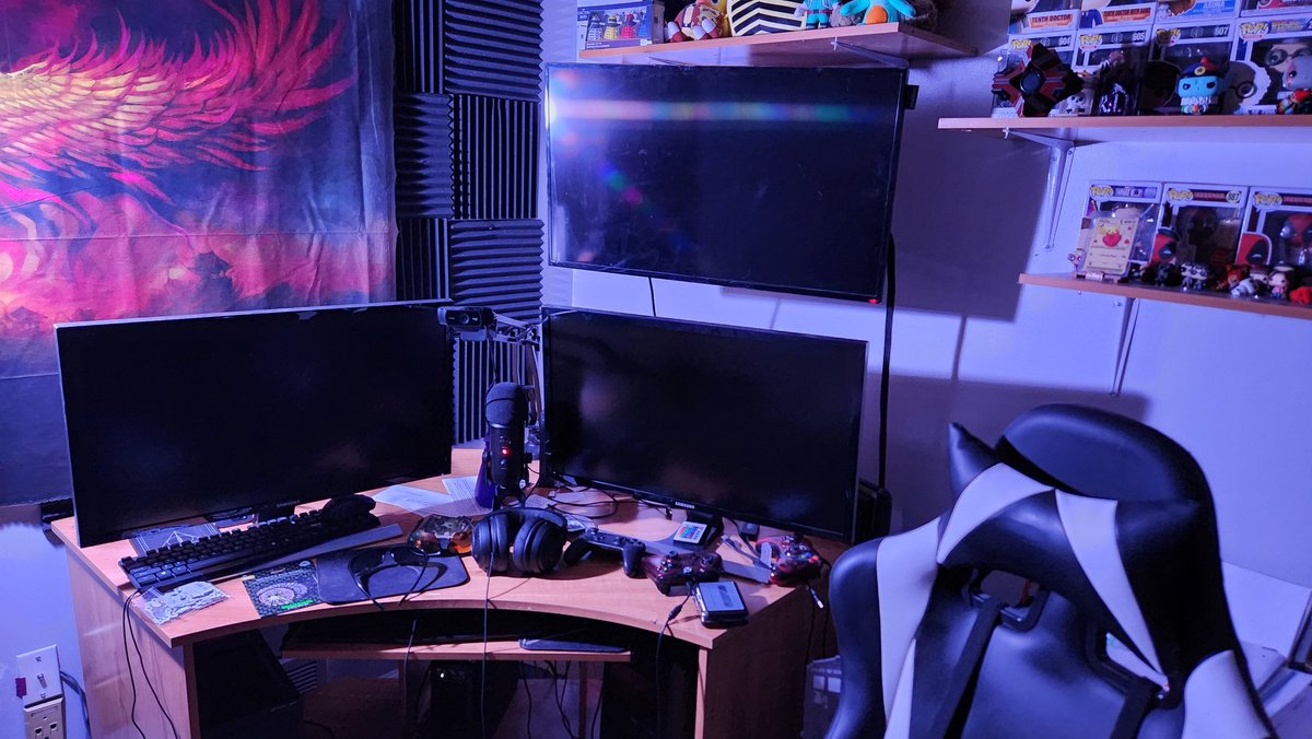 PrimalGames57's tweet photo. Got a 3rd monitor mounted yesterday and my ps5 came in today! https://t.co/s5DsvdzKB2