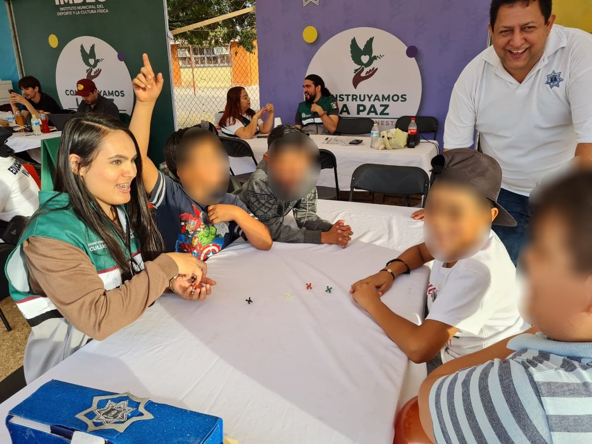 SSPyTM_Culiacan's tweet photo. #ProgramasPreventivos ll Dentro de las actividades de la jornada "Construyamos la Paz", este día, personal de los Departamentos de Prevención y Educación Vial convivió con niños y niñas de la colonia Chulavista. https://t.co/4Vouzz2iuL