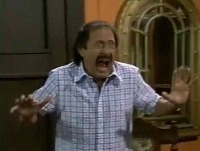 binniekeo's tweet image. mi primo se ofreció a llevarme en su auto, mientras manejaba se llevó puesta una loma de burro, se abrió la guantera y cayó un arma