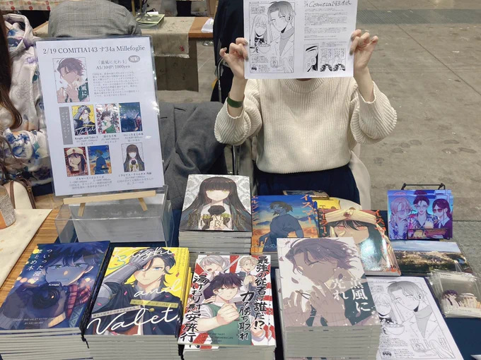 設営完了しました(写真の人物は売り子さんです)
かわいいペーパーがあります!
ポストカードは用意できなかったので前のやつ持ってきました
よろしくお願いします 