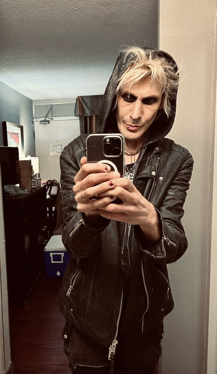 wildstreet's tweet photo. Halfway there, annoying @BlissMyHeart to death cuz Iโm sick of driving and not practicing / working. 2 more days then #Nashville letโs rock.. #qualityinn not so quality.. the 90s are over dudes! See ya! ๐
โโ๏ธ https://t.co/73R8FlOnRb