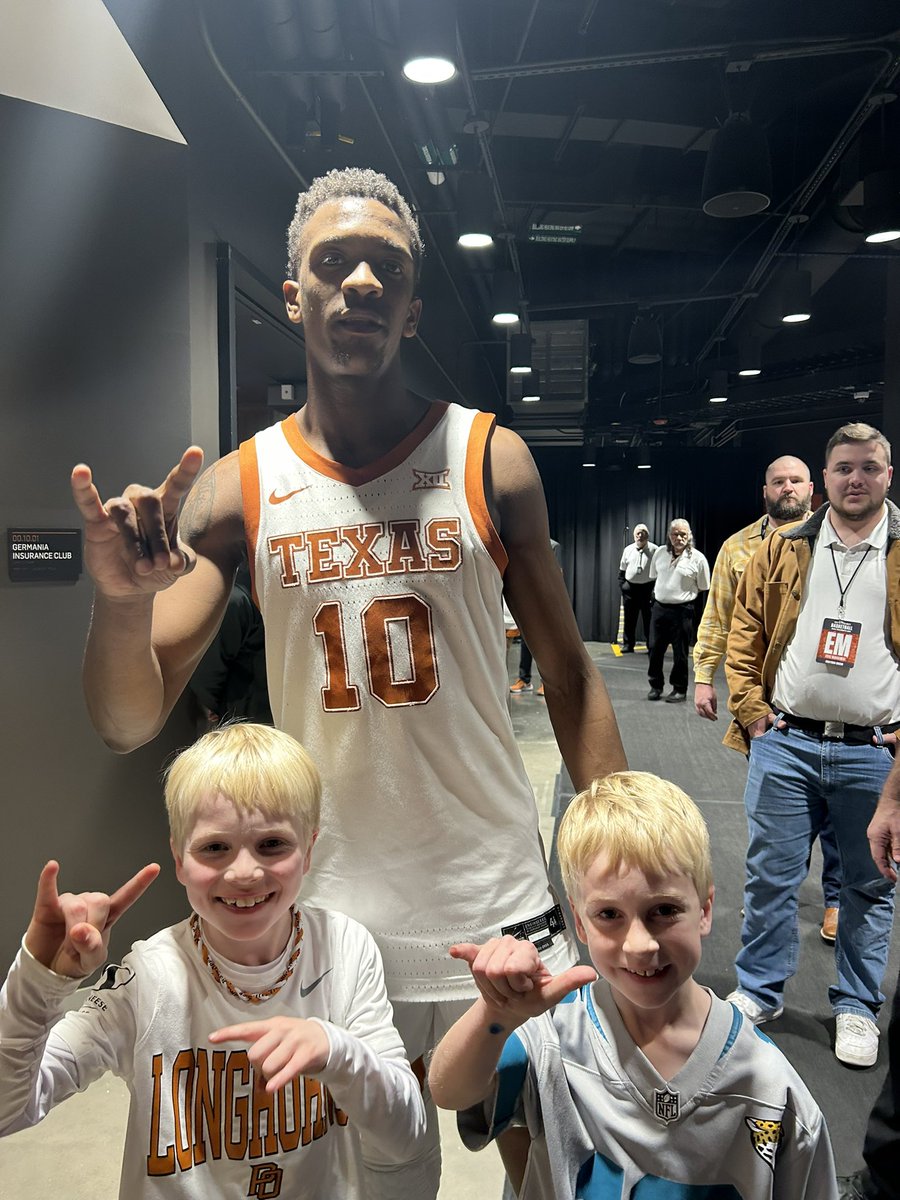 UTdub's tweet photo. @_jabariii thanks for this with my boys. Great win today! https://t.co/mdsDyIzrUY