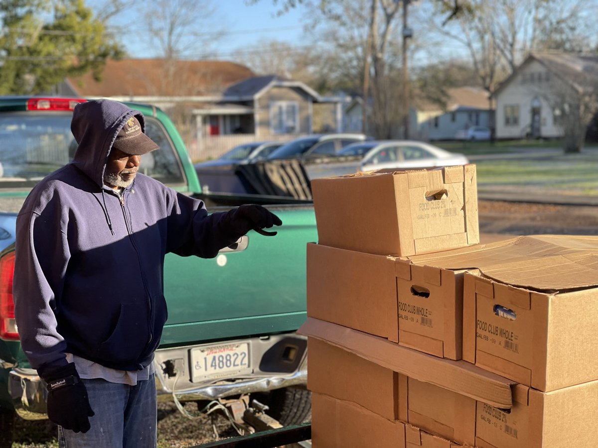 BLBCHammond's tweet photo. WE SERVE! Christ said, “Truly I tell you, whatever you did for the least of these brothers and sisters of mine, you did for me!” ~ Matthew 25:40 NIV. #service #serve #saturday #beaconlight @Dennishebertjr https://t.co/P3bf6eahVg