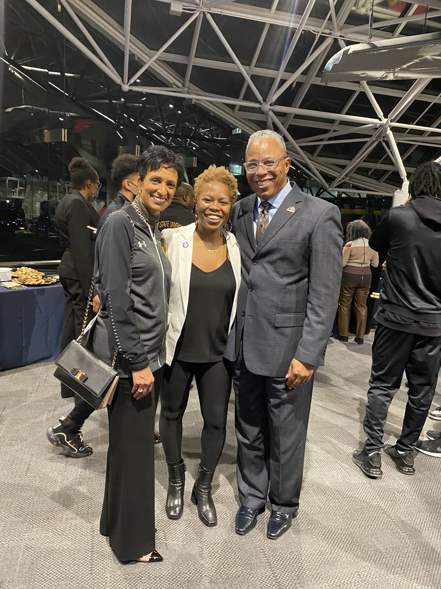 CIAACommish's tweet photo. When the Charm City shows up, they show up and show out.  Oh what a celebration last night @BWI_Airport with my @CIAAForLife friends and family @BowieState @BaltimoreMD #ciaaforlife #creatingnewmemories #ciaatourney #itsmybirthday https://t.co/vGdNLIBvrQ