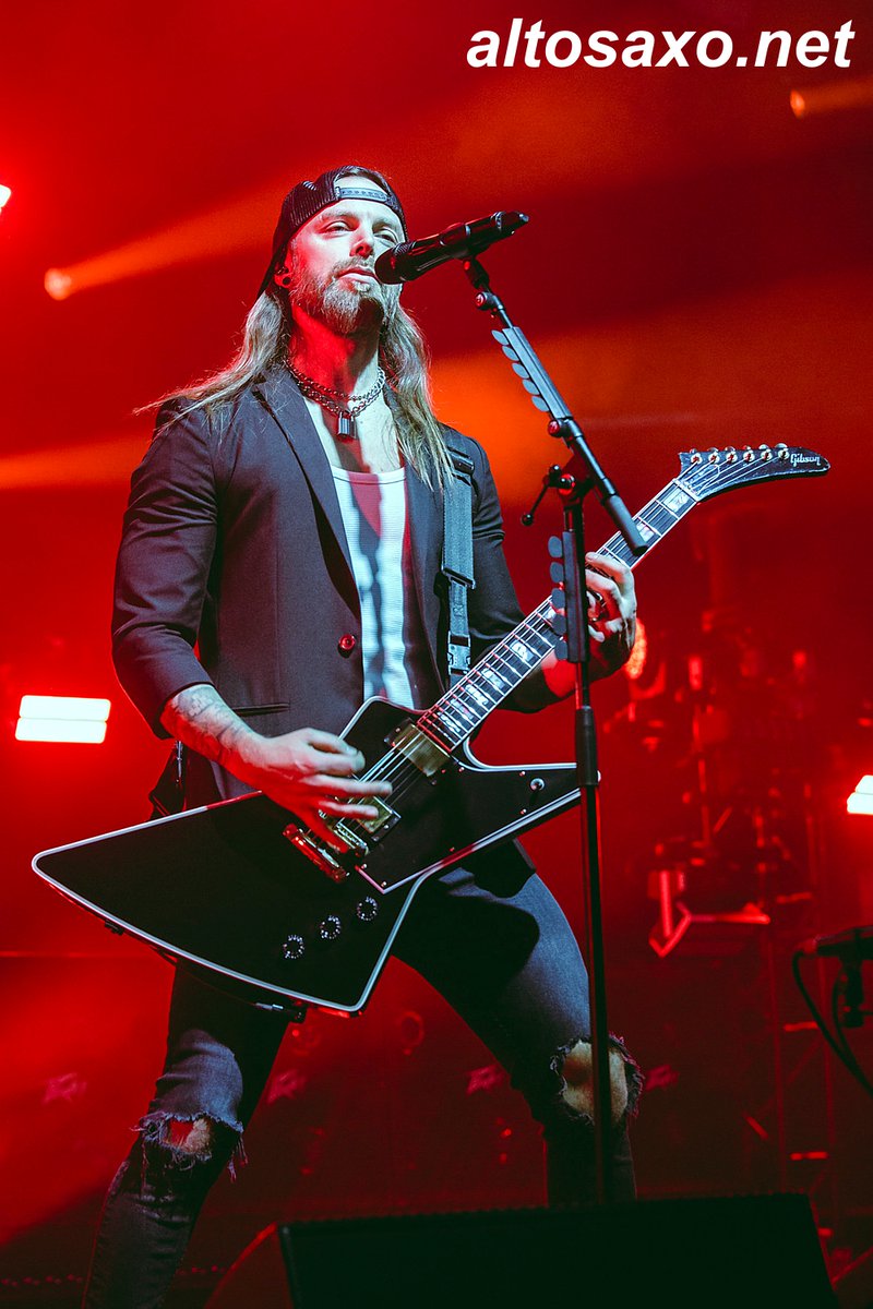 AltosaxoMusic's tweet photo. Matthew Tuck of Bullet for My Valentine performs live at Alcatraz in Milan, Italy on February 14, 2023. #BFMV #MatthewTuck #BulletforMyValentine 
ALTOSAXO Music Apparel 
https://t.co/hMkq8bSkfb https://t.co/s2Dd1Ktu5M