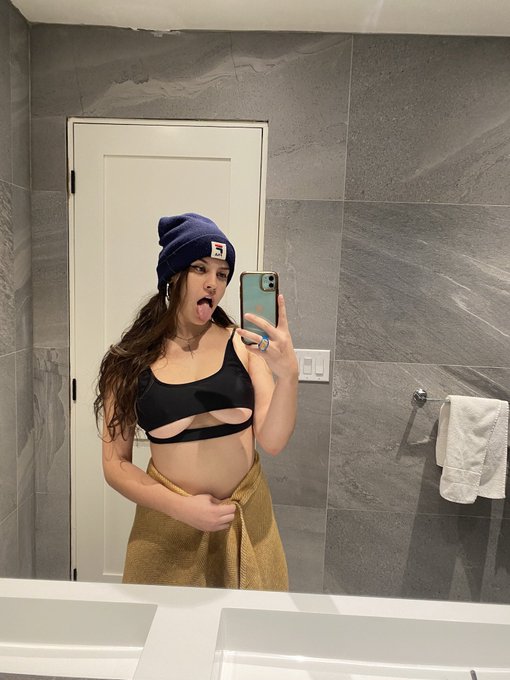 wardrobe might malfunction at any moment i&rsquo;ll keep you updated https://t.co/iKcZIqTh7P