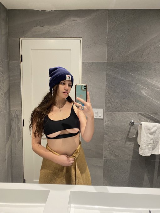 wardrobe might malfunction at any moment i&rsquo;ll keep you updated https://t.co/iKcZIqTh7P