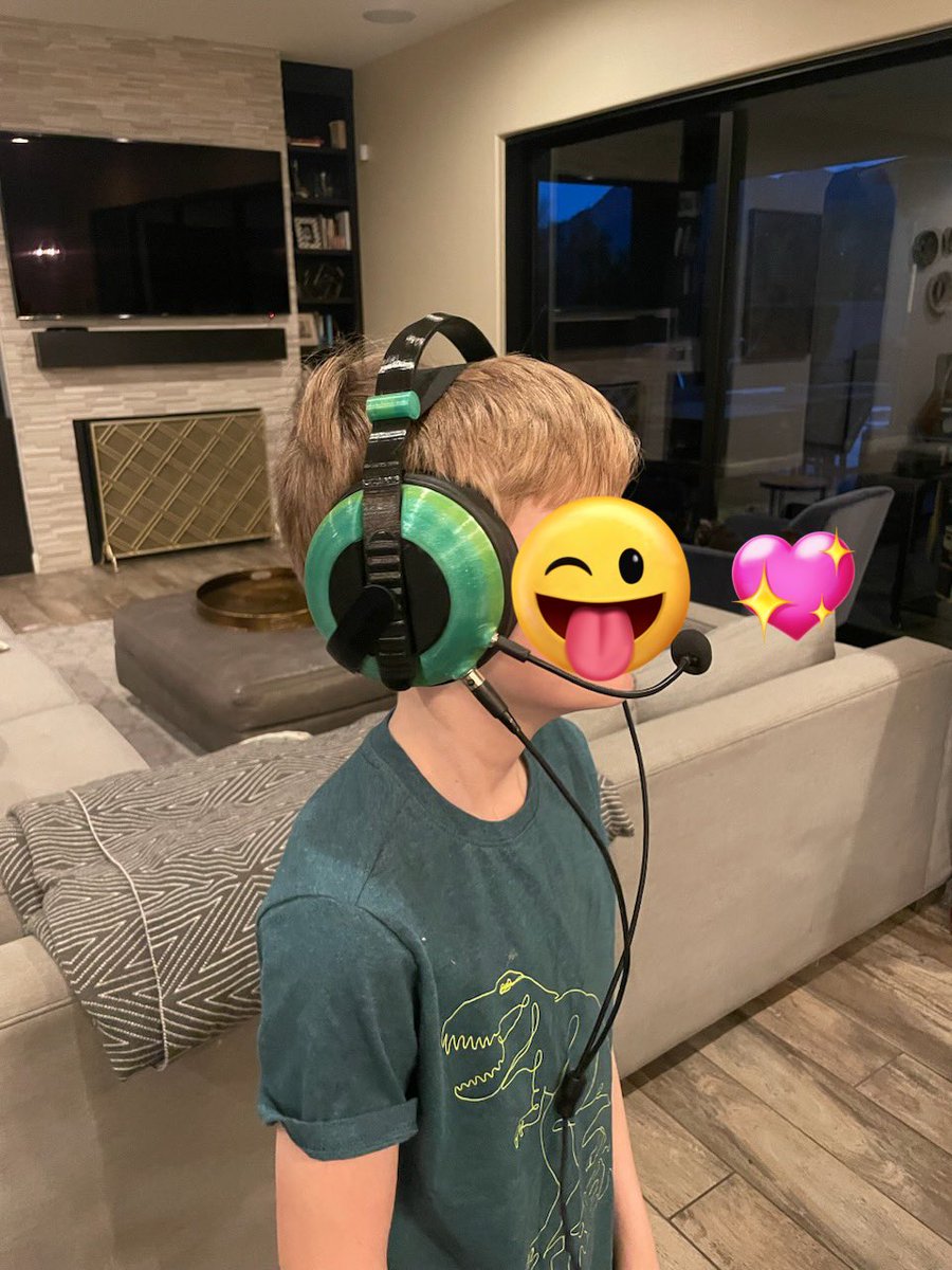 lucytournas's tweet photo. @vectorfinesse head(amame) headphone for the win. The boy built his first set of headphones from scratch with your kit and his 3D printer. #buildallthethings https://t.co/34zUxTEdN9