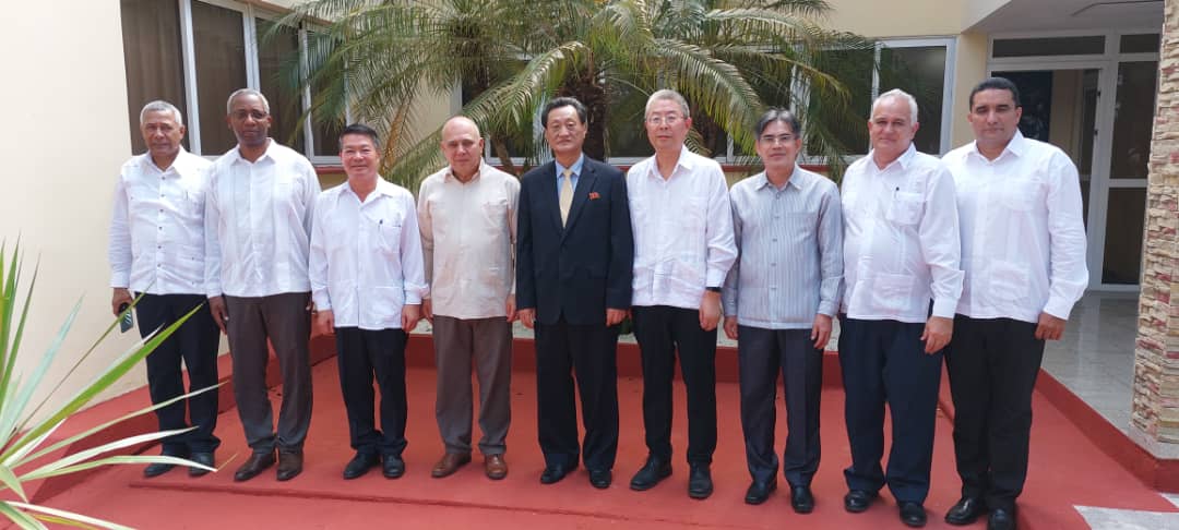 Richard89Cubano's tweet photo. RT @DrRobertoMOjeda: Sostuve cordial encuentro Embajadores y representantes de Partidos de la #RPDCorea, #China, #Vietnam y #Laos. Ratificamos la voluntad de ampliar y fortalecer los excelentes vínculos entre nuestros Partidos. #Cuba #JuntarYVencer https://t.co/KlprL6UaDm