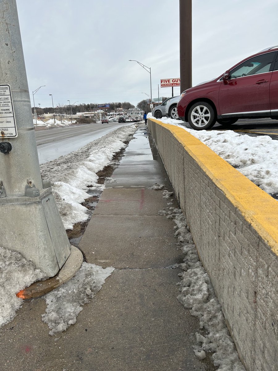 ctefft1's tweet photo. And Schmitt Music gets a shout out for keeping a difficult spot along Dodge St clean! #safesidewalks https://t.co/CBhlnp77fk