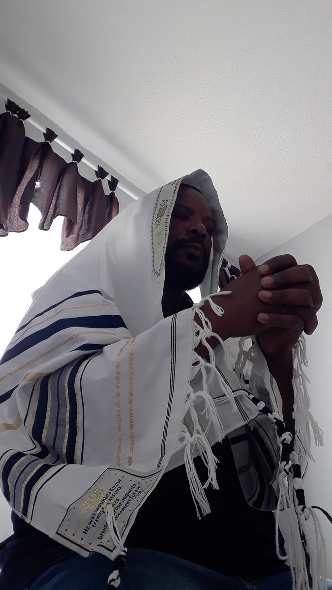 O TALIT é um manto de Oração usado nas orações matinais como o céu sobre a sua cabeça!