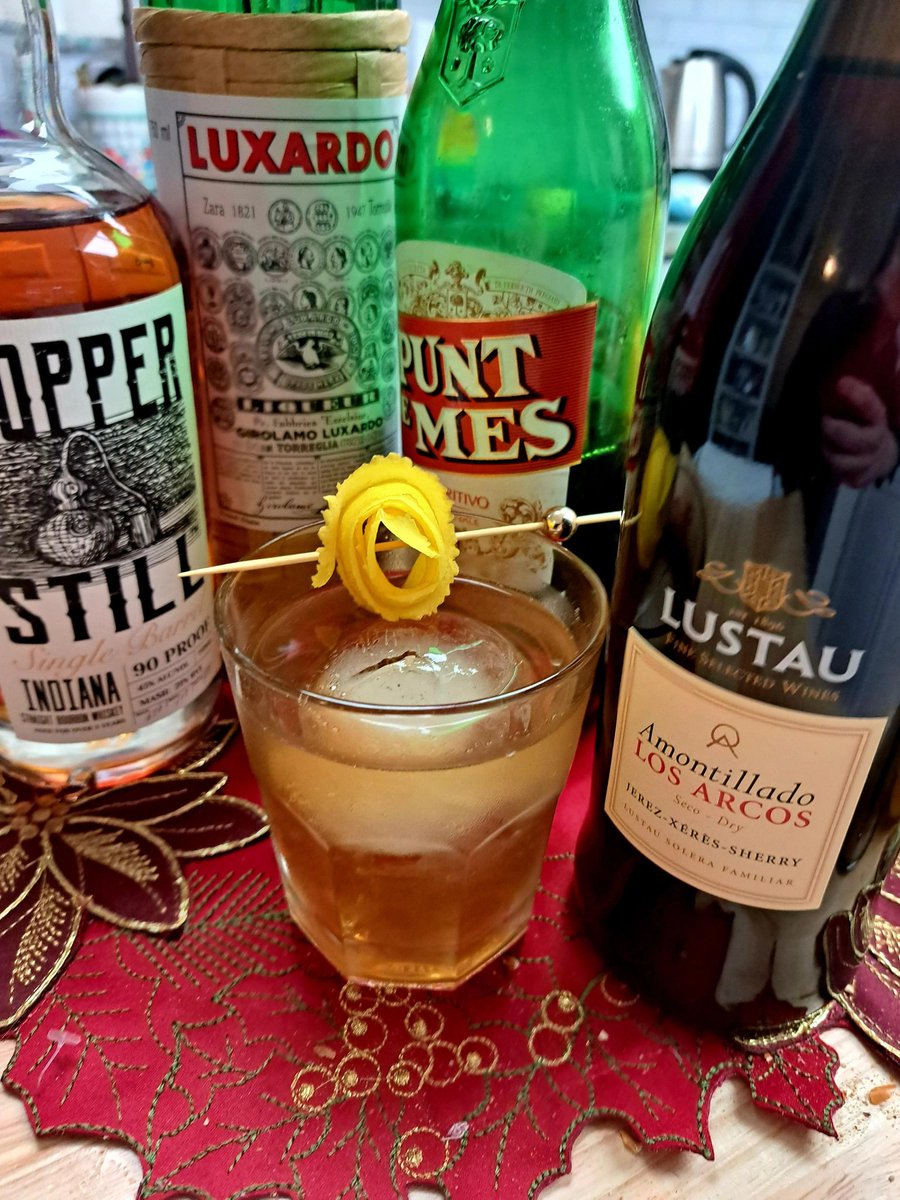 DavidMSamuels's tweet photo. Introducing... THE CASK OF AMONTILLADO

A riff of the Bensonhurst

2oz bourbon

1oz amontillado sherry

2tsp luxardo

1tsp punt e mes

Garnished with horseneck lemon twist.

#EdgarAllanPoe #amreading https://t.co/EnM0YT1rRV