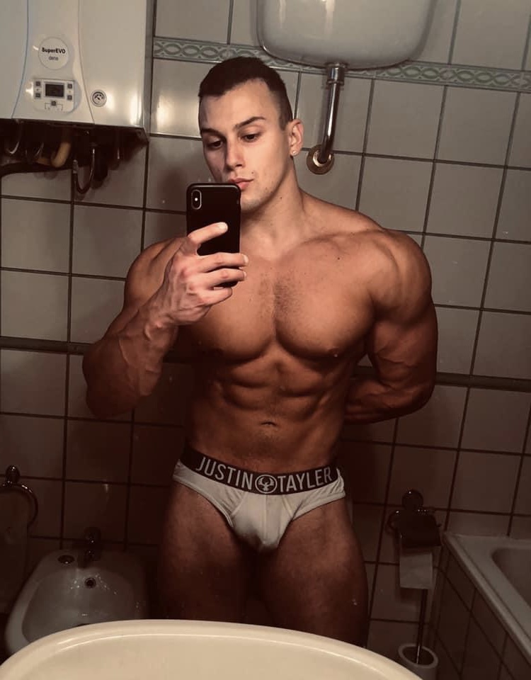 Check out the young and built GoldBeech in his <a href="/justin_tayler/">Justin Tayler</a> underwear

See all of him at

ofol.io/goldbeech