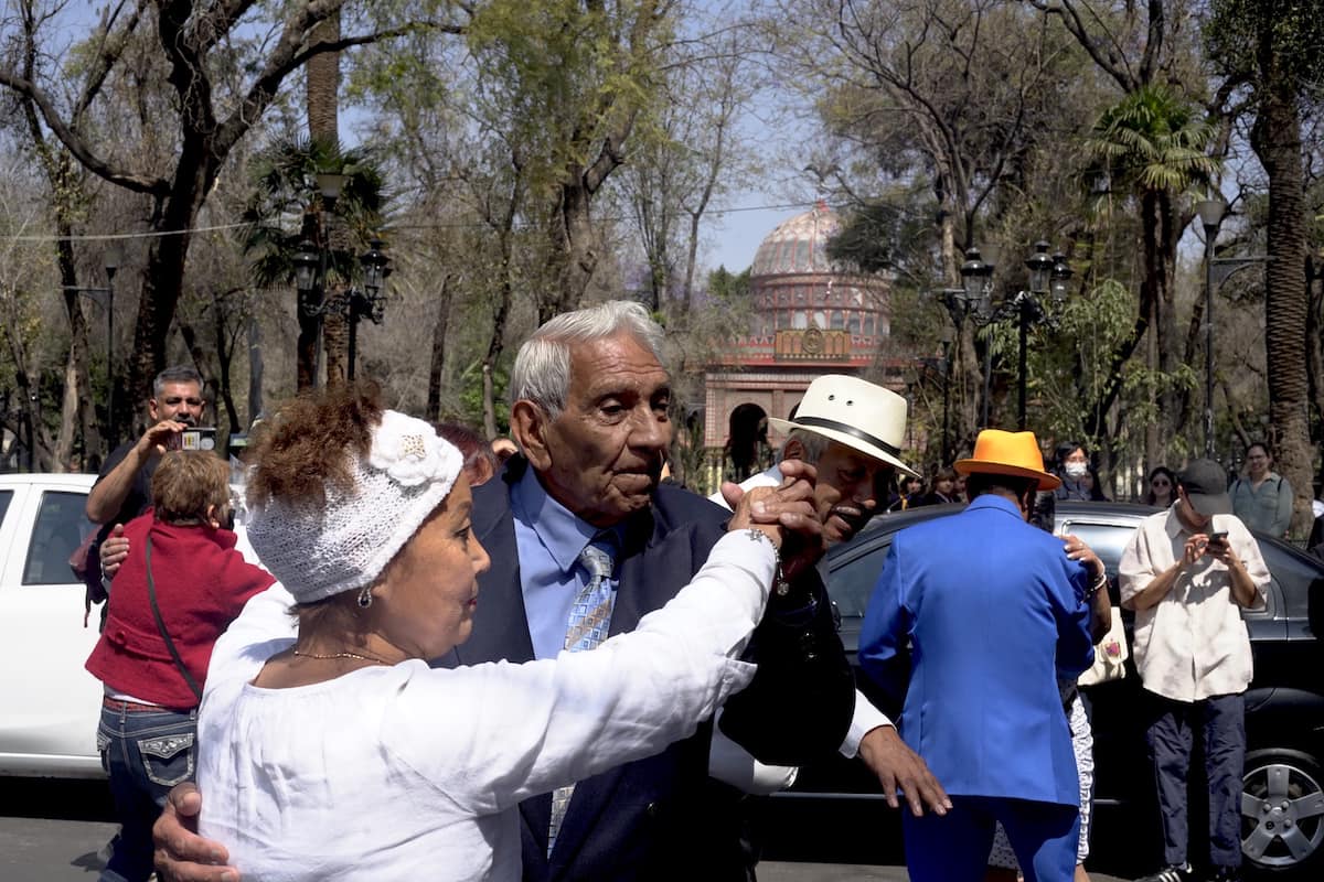 Alterna_MX's tweet photo. La Alcaldía Cuauhtémoc ha intentado callar a Sonido Sincelejo: el sonidero que instaló un soldado retirado por el derecho a la cultura de las y los vecinos de la tercera edad. 💃

Habitantes denuncian como causa la imposición del grupo de comerciantes de @SandraCuevas_. https://t.co/HQk3UgsTlo
