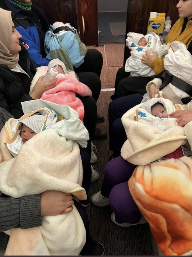 JaramAngel007's tweet photo. Our babies and children, who survived the earthquake or sent to the hospital, disappeared by disaster. Why did the palace regime, which has not done a single act about the earthquake for 4 days, sent a special plane for the babies? #DepremÇocuklarıGüvendeMi
@BMFSFJ
@UNICEF https://t.co/2VWej5b30m