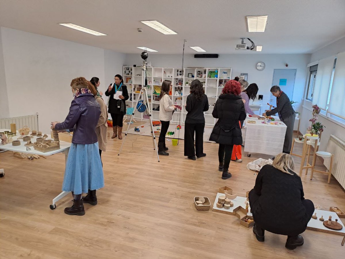 EvaFdezCabani's tweet photo. Gracias al  @principe_ies, @escuela_azafran y a 
@ciudadescolarfp por su taller Juego y Realidad Inmersiva @CABK_Dualiza, metodología de innovación y cooperación escuela-empresa. 
#JornadasInnovacionyformacionFP
#IFC_Madrid 
#FormacionProfesional 
#FormacionPermanente https://t.co/fDYkaWxgZ9