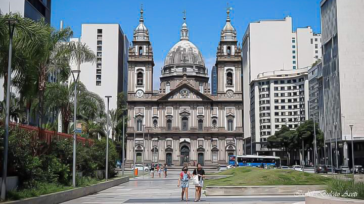 comobra's tweet photo. • IGREJA NOSSA SENHORA DA CANDELÁRIA

A primeira inauguração foi feita em 1811 com as obras ainda inacabadas – havia apenas uma nave e altares esculpidos por Mestre Valentim – por ocasião da presença do príncipe-regente e futuro rei de Portugal, Dom João VI.
#ProMonarquia #Fé https://t.co/eMOQac9mRt