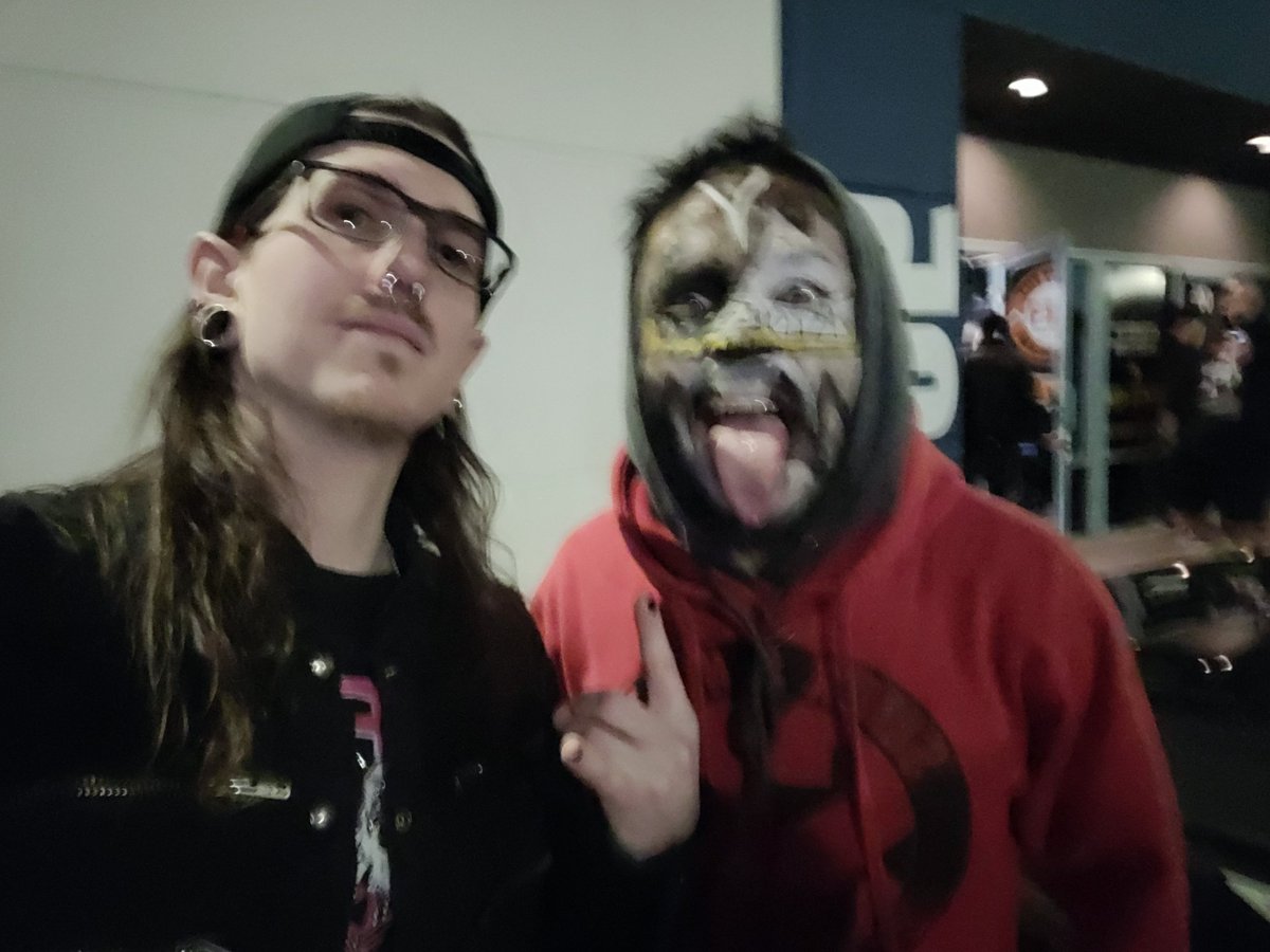 GussetGrind's tweet photo. Shout outs to @TheEmilJay @ArezStrange and @TheJordanOIiver for being cool ass people!
#jimmy25 https://t.co/PnDWzOwNg0