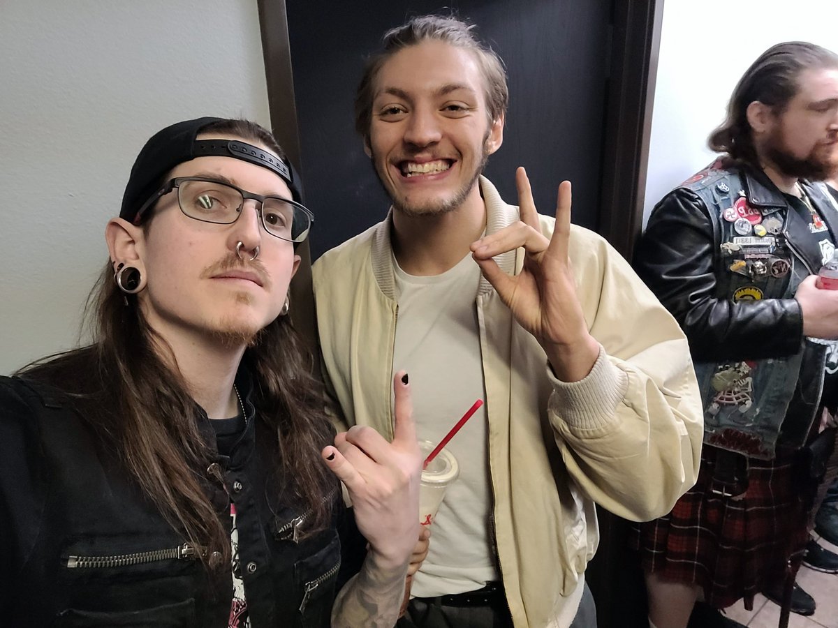 GussetGrind's tweet photo. Shout outs to @TheEmilJay @ArezStrange and @TheJordanOIiver for being cool ass people!
#jimmy25 https://t.co/PnDWzOwNg0