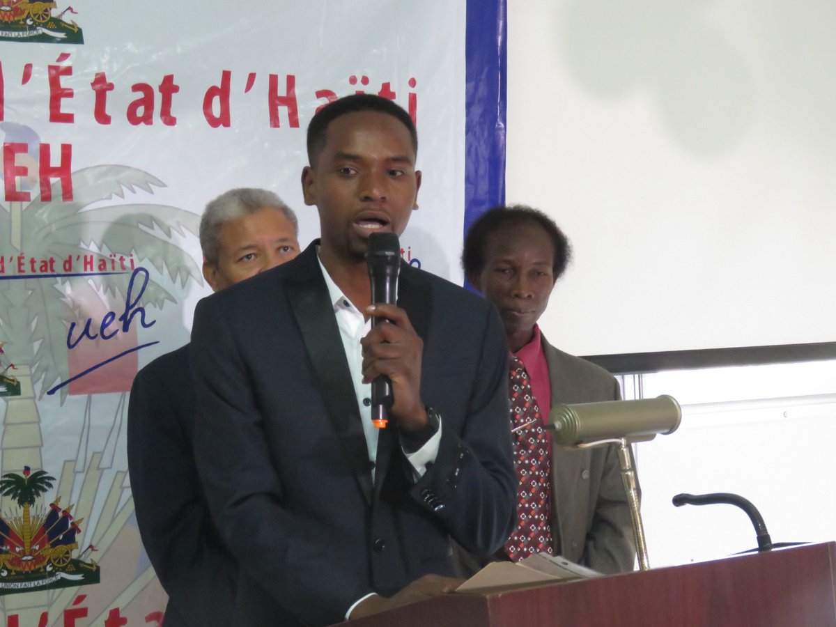 UEHAITI's tweet photo. Youbenson MICHEL, étudiant en Travail social à la Faculté des Sciences Humaines (FASCH), lauréat du "Prix d'Excellence Monferrier Dorval" de l'Université d'État d'Haïti pour l'année académique 2021-2022. https://t.co/vOEOr725j5