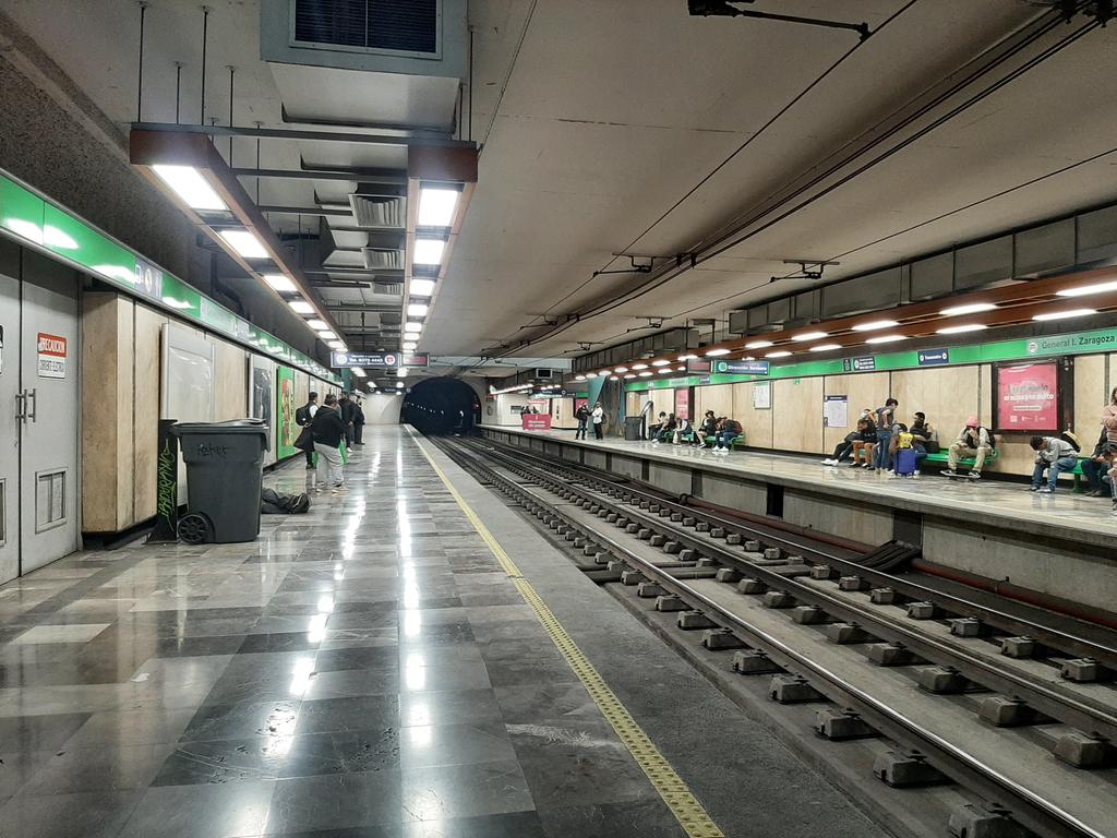 GarzaNellyda's tweet photo. Estación Zaragoza, centro Mty, porq solo de un lado hay asientos para los usuarios?? @samuel_garcias @telediariomty @licmariajulia @lopezobrador_ @Arq_Benavides @METRORREYSTC @metrorreynlofi1 https://t.co/bhbz8Op2bE