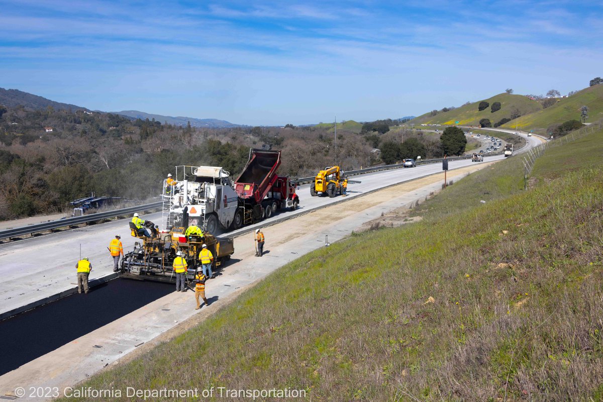 CaltransD4's tweet photo. #680PAVING: NB I-680 crews laying down asphalt. Closure on NB I-680 btwn Pleasanton & Sunol til Tues Feb 21 at 5AM. Caltrans repaving work. Use alternate routes. @CaltransHQ @CHP_ContraCosta https://t.co/vTb897xfvX