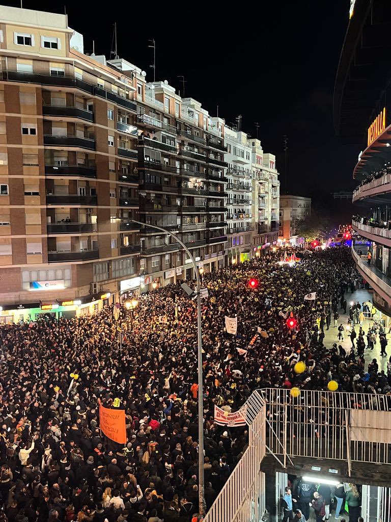 Eric22_VCF's tweet photo. Como era la cosa?? Que no sirve de nada protestar??
#LimGoHome #LimOut https://t.co/M1yvCdYWUa