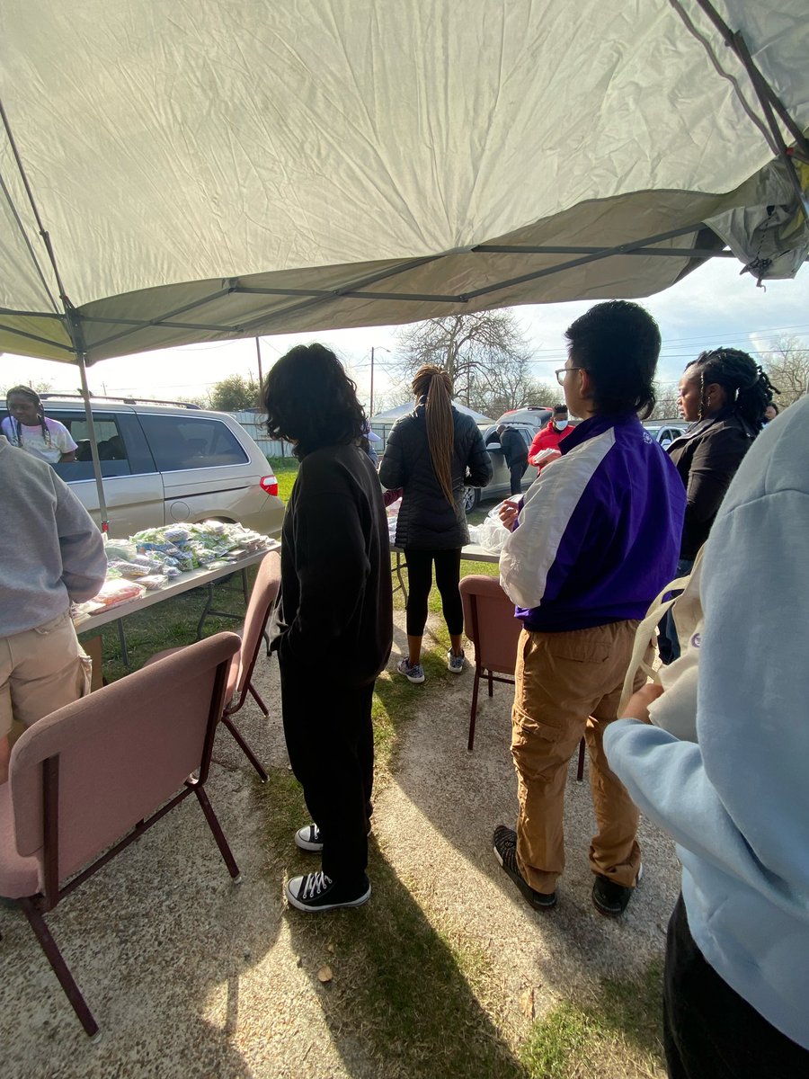 LobosInteract's tweet photo. Had a fun time helping the community today! 😁#interact #volunteer https://t.co/rkyYEzo2Jk