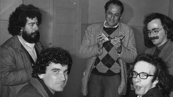 TV2000it's tweet image. 📌#19febbraio  70 anni di #MassimoTroisi 
gran talento, amato e indimenticato
nato a San Giorgio a Cremano, morto a soli 41 anni

L'omaggio corale del cinema, della cultura, dei fans
E a #Napoli domani @UninaIT lo laurea ad honorem alla memoria in Musica e spettacolo
@vinmorgante