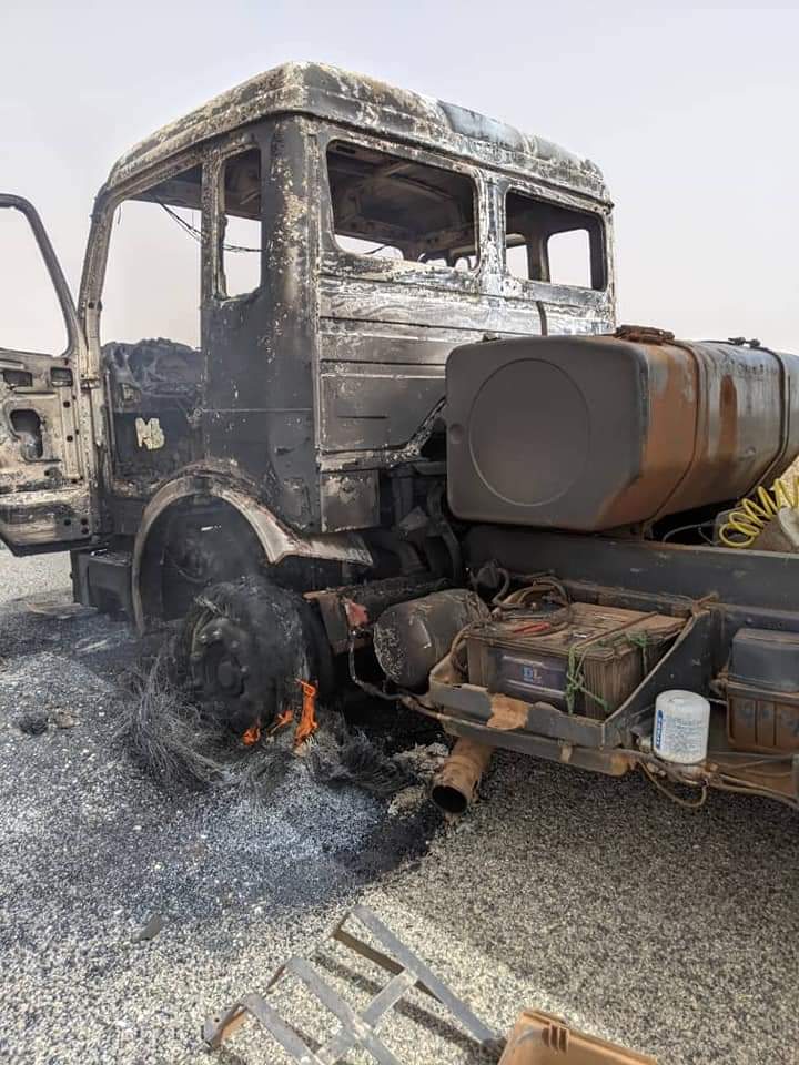 AhmadouAtafa's tweet photo. Deux camions citernes ont été brûlés ce 18 février 2023 sur le pont de #Koutougou, dernier village #niger.ien à la frontière avec le #Mali sur l'axe #Gao-#Niamey. Les chauffeurs et les apprentis ont été ligotés et brûlés avec le camion citerne. Via Kanfari Sonni Anass Maiga https://t.co/54Yk8MO3SU