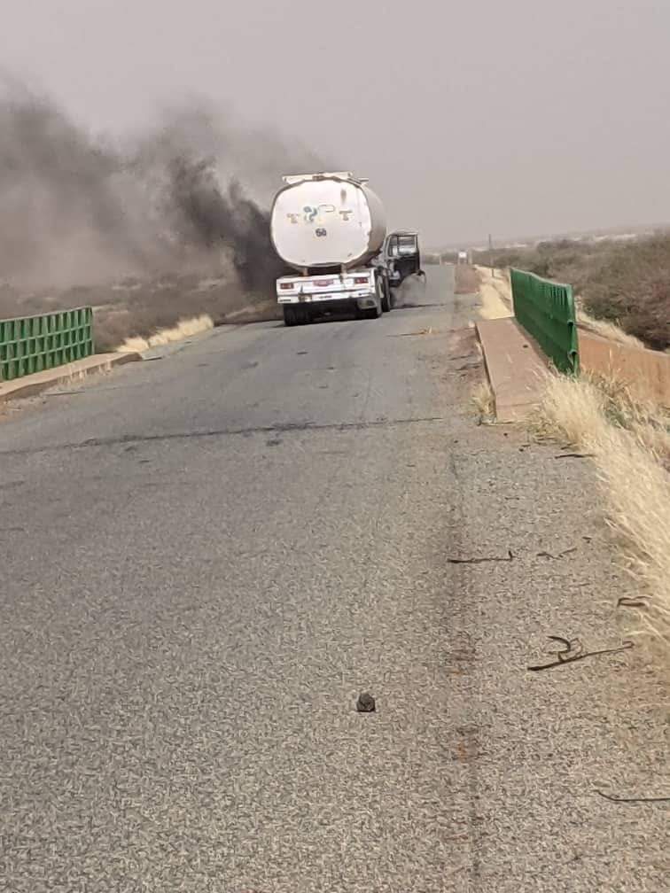 AhmadouAtafa's tweet photo. Deux camions citernes ont été brûlés ce 18 février 2023 sur le pont de #Koutougou, dernier village #niger.ien à la frontière avec le #Mali sur l'axe #Gao-#Niamey. Les chauffeurs et les apprentis ont été ligotés et brûlés avec le camion citerne. Via Kanfari Sonni Anass Maiga https://t.co/54Yk8MO3SU