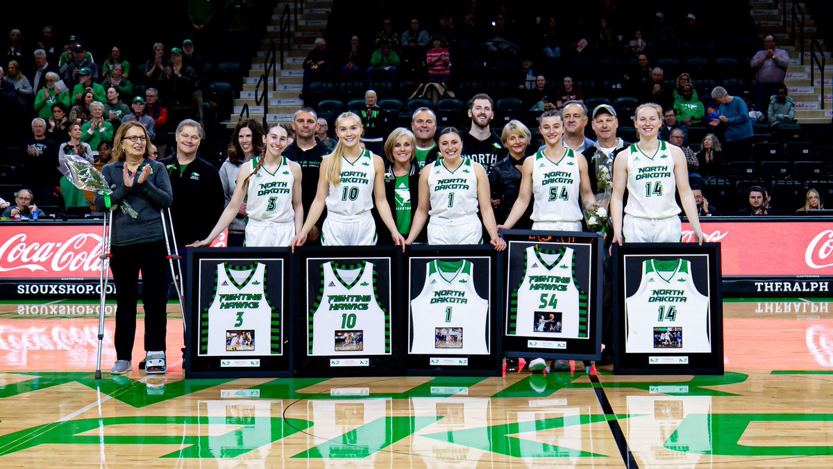 UNDwbasketball's tweet photo. Thank you, seniors❤️️

#UNDproud | #LGH https://t.co/fYjQCNW7ly