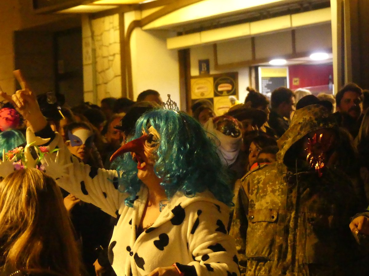 QuimFdezOller's tweet photo. Èxit absolut de participació en la convocatòria del pregó a càrrec del No-Pellofa, després de l’anunci fet per @culturamataro dels canvis en la programació que han reduït el protagonisme del rei dels carnestoltes de Mataró, en Pellofa XLV.

#Cultura #CulturaPopular #Carnestotes https://t.co/EjYzEI35b9