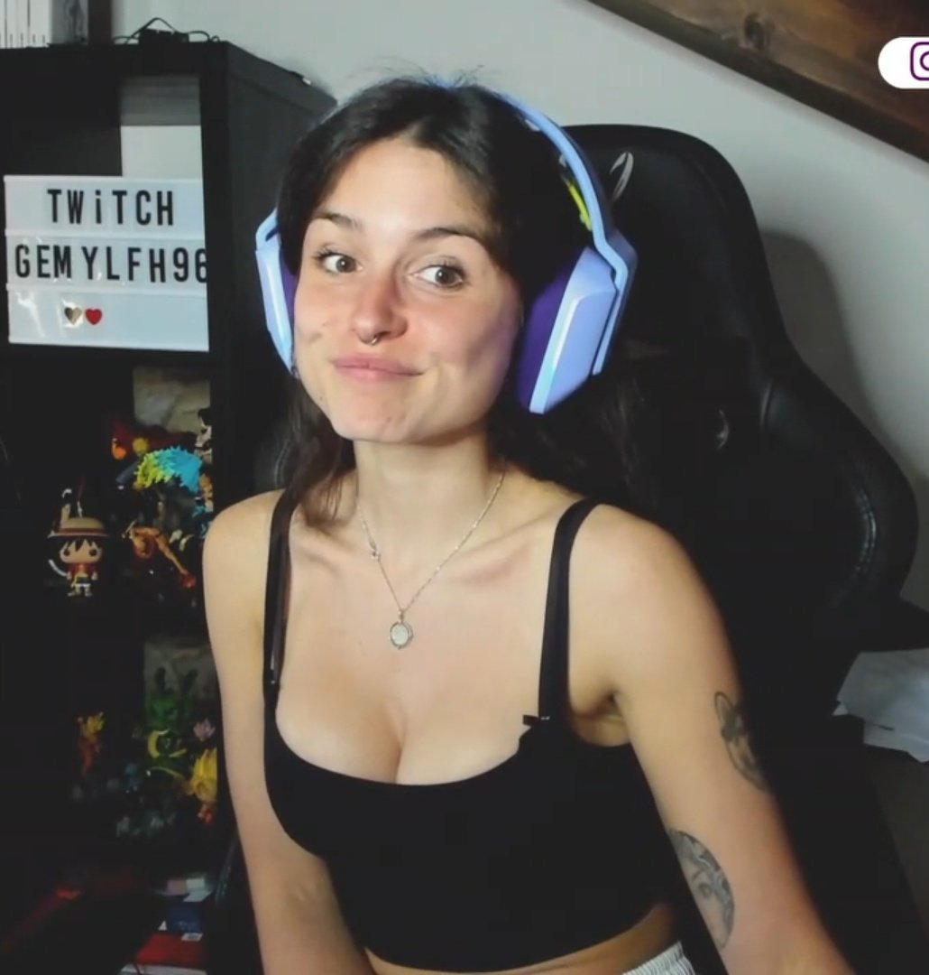 gemylfh96's tweet image. Me cambié mis auriculares por unos Logitech G733 y están 🤩 
(os dejo fotos para que los veáis)
Ahora tengo que cambiarme el ratón para tener   TODO @LogitechG_ES
@g_challenge 
#logitech #logitechG733 #setup