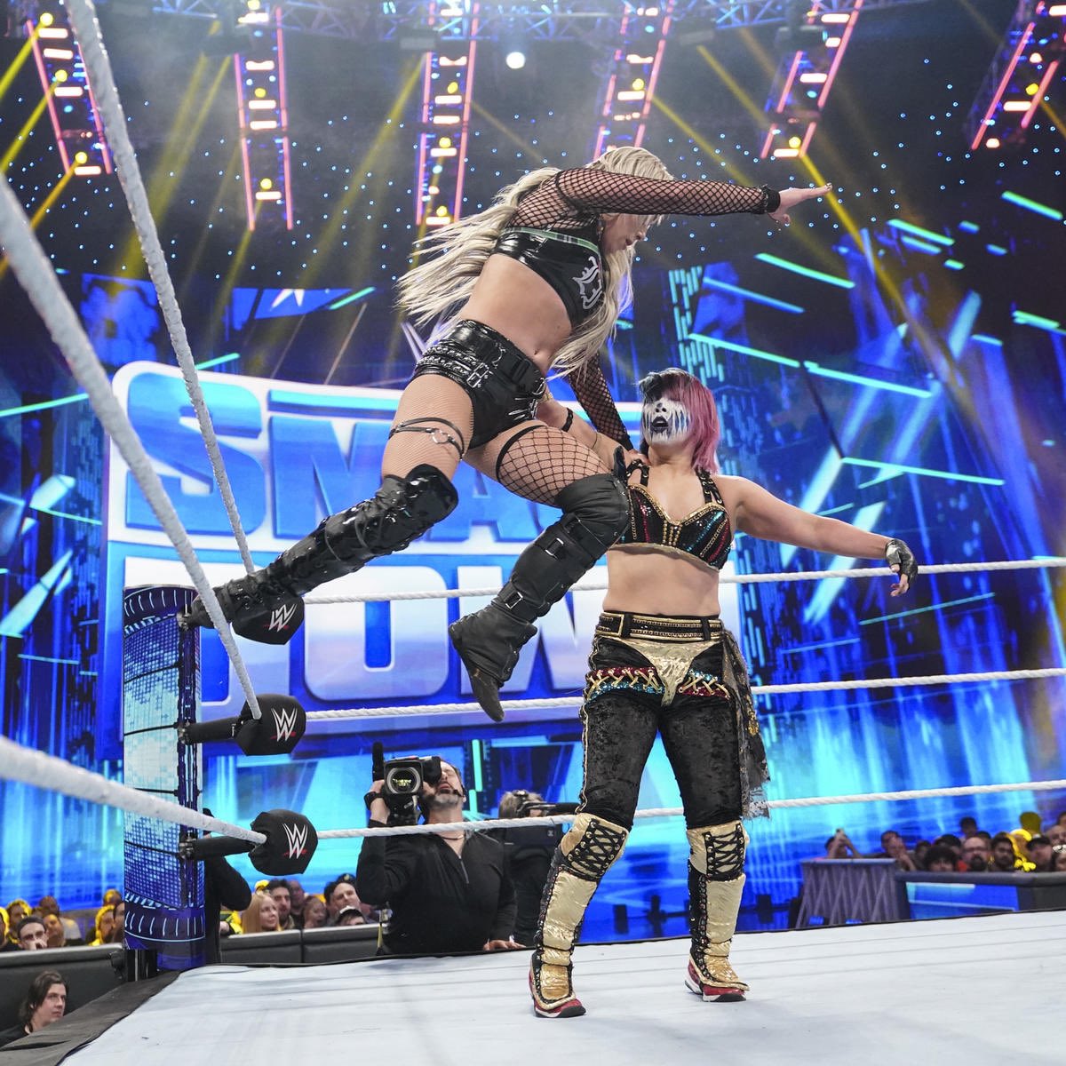 YouLivAndLearn's tweet photo. Aside from the fact that @CheckTheCatalog/@FameFortuneFab/@WearsHerMoolah tried stirring the pot, I’m more than ready for anything that comes my way. I won’t back down from the anything, especially the #WWEChamber. https://t.co/jj3So7REq0