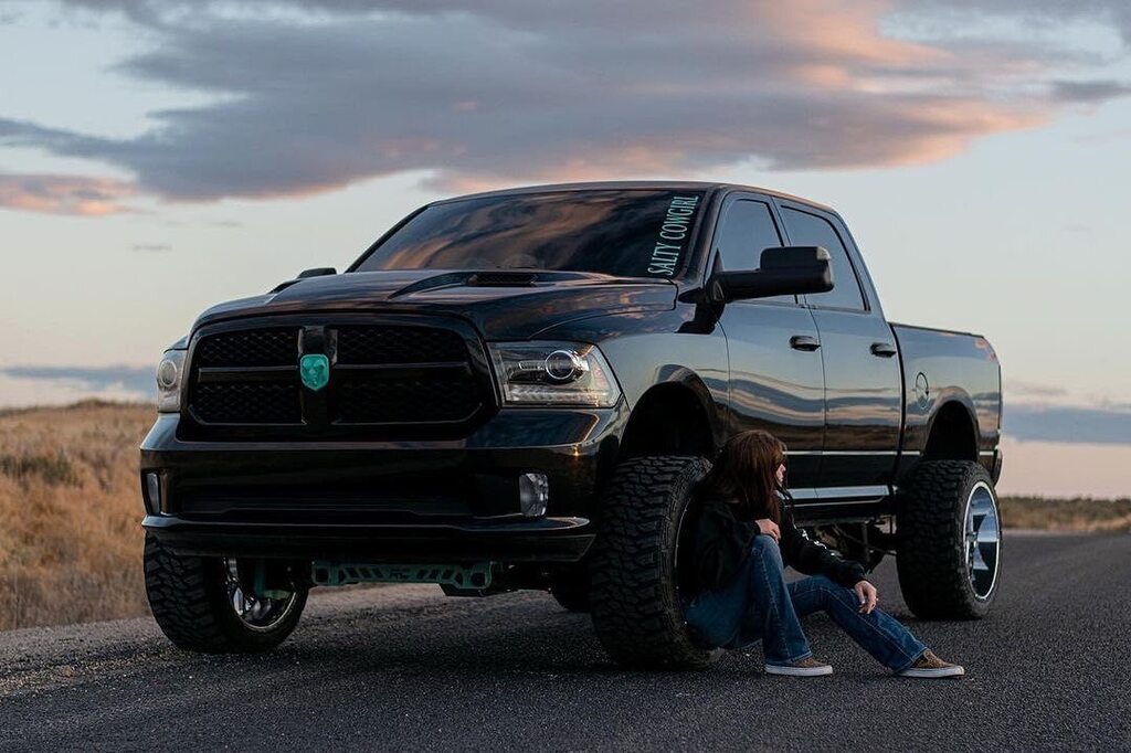 💪
Great shot of @allysiahmorris and her beast!
•
Setup: 
6” @roughcountry Suspension lift 
22x12 @Visionwheel
33x12.5 @kanatitires
2” @roughcountry Spacers 
C1 @mictuning2 rock lights
___________________
Teams:
@queens_mafia21
Select my name at check… instagr.am/p/Co0g9vUPg9-/