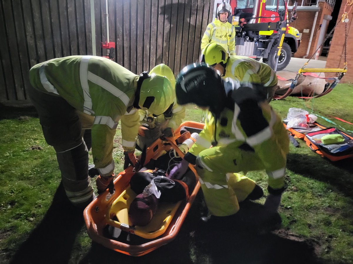 Tonight's training for Red watch and <a href="/UEA_Health/">School of Health Sciences</a> student paramedic Wiz was an animal rescue and trauma exercise with a simulated rider trapped under a horse 🚑🚒🤕🐎