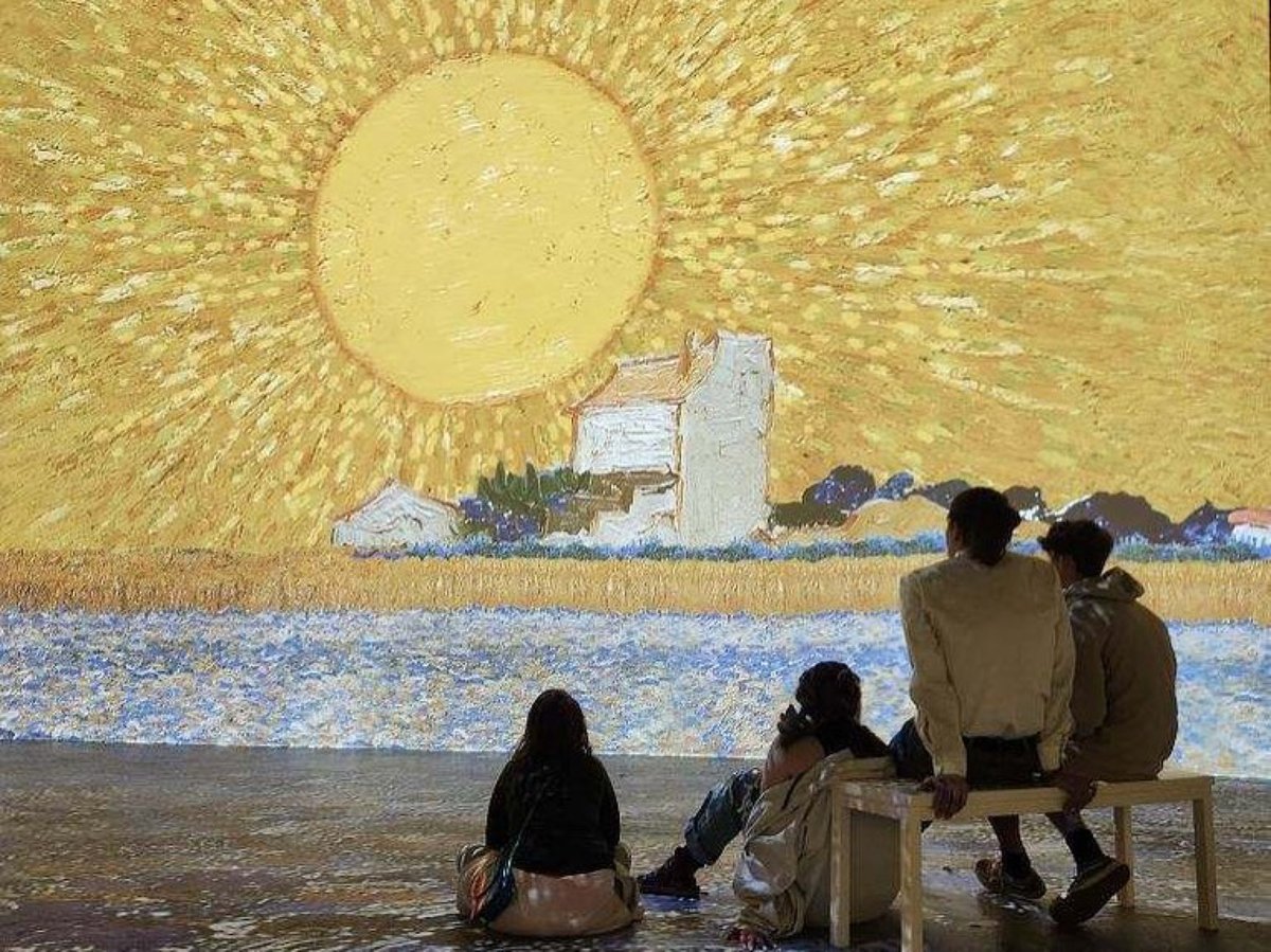 vangoghvegas's tweet photo. The perfect #Vegas activity for any age, any day, any time of the year! 🌻🖼✨

📸 vegasfoodietribe on IG
📍 Lighthouse ArtSpace Las Vegas inside @CrystalsLV 
🎟 https://t.co/bJzsUGVepf 

#VanGoghVegas https://t.co/twv81Qy7dD
