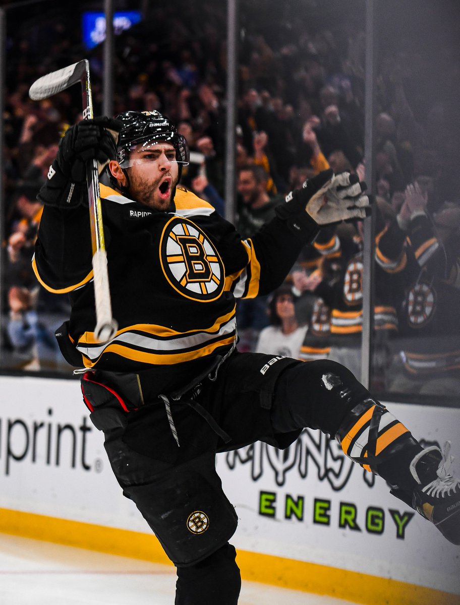 NHLBruins's tweet photo. SO BACK. https://t.co/9X8m5pwZrp