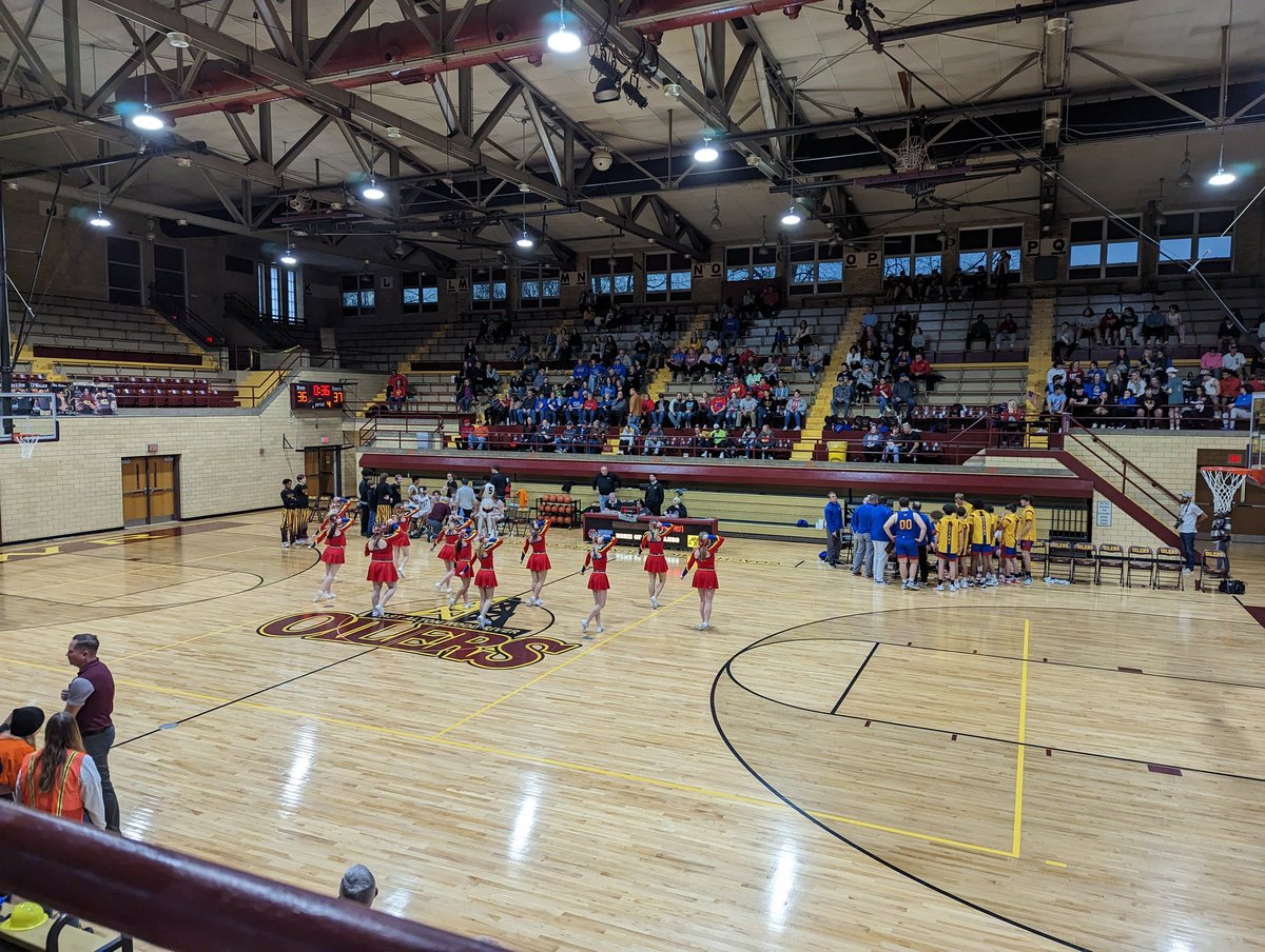 We're in for a great finish at the Wood River 2A regional between Roxana and host Wood River. @RoxanaAthletics leads @OilerAthletics by 1, 37-36 with 8 mins to go. @STLhssports #618hoops