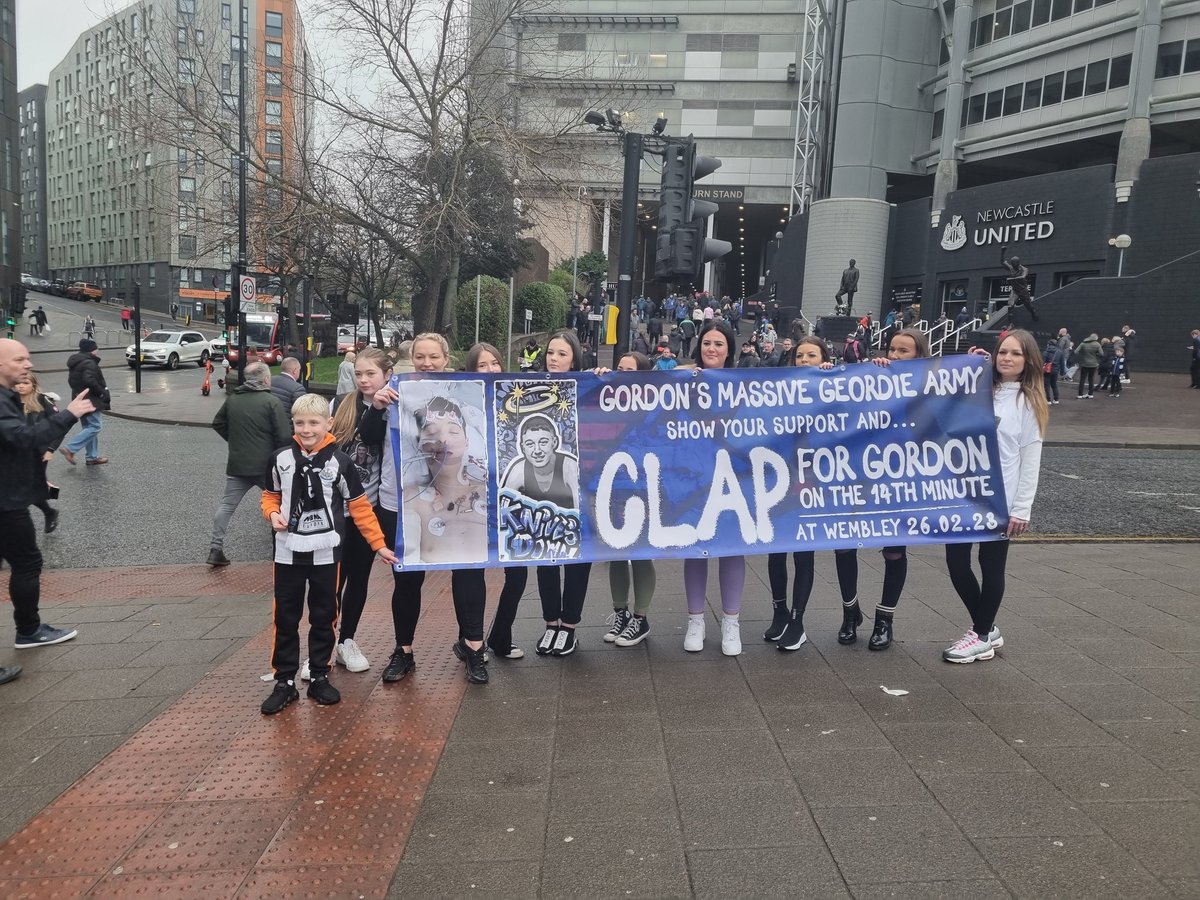 Raising awareness of the 14 minutes clap at Wembley on Sunday 💙 #justice4gordon #justiceforgordon #knivesdown #NUFC #ManUnited #Wembley #CarabaoCup super proud of my boy xx