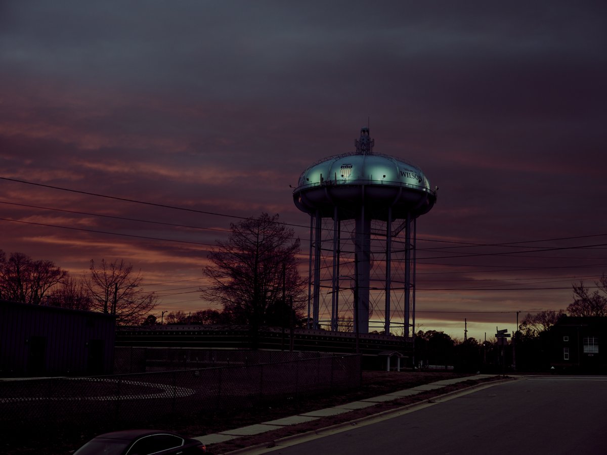 Pendant ce temps à Wilson, Caroline du Nord. USA.
cuonglephoto.com/prayerforovers…
 #streetphotographer  #documentary #eyesonmainstreet #photoresidency #USA #wilson