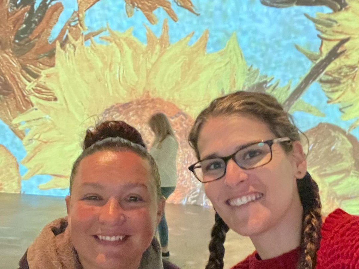 vangoghvegas's tweet photo. The perfect #Vegas activity for any age, any day, any time of the year! 🌻🖼✨

📸 vegasfoodietribe on IG
📍 Lighthouse ArtSpace Las Vegas inside @CrystalsLV 
🎟 https://t.co/bJzsUGVepf 

#VanGoghVegas https://t.co/twv81Qy7dD