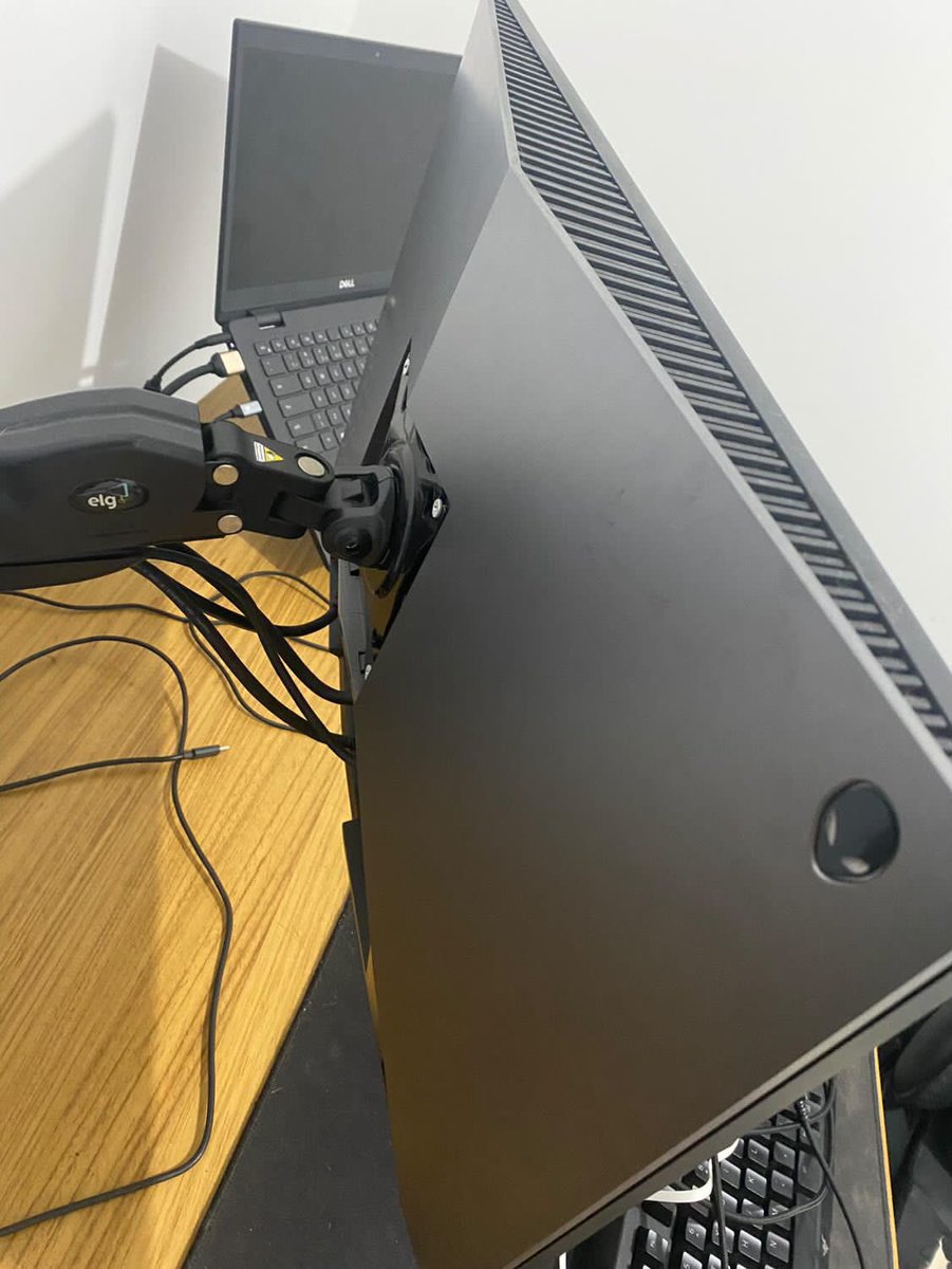 MarotedR6's tweet photo. Vendo Alienware 240hz 1 ano de uso
 
Preço na dm 

Rt pls https://t.co/0E2Ve3O3ku