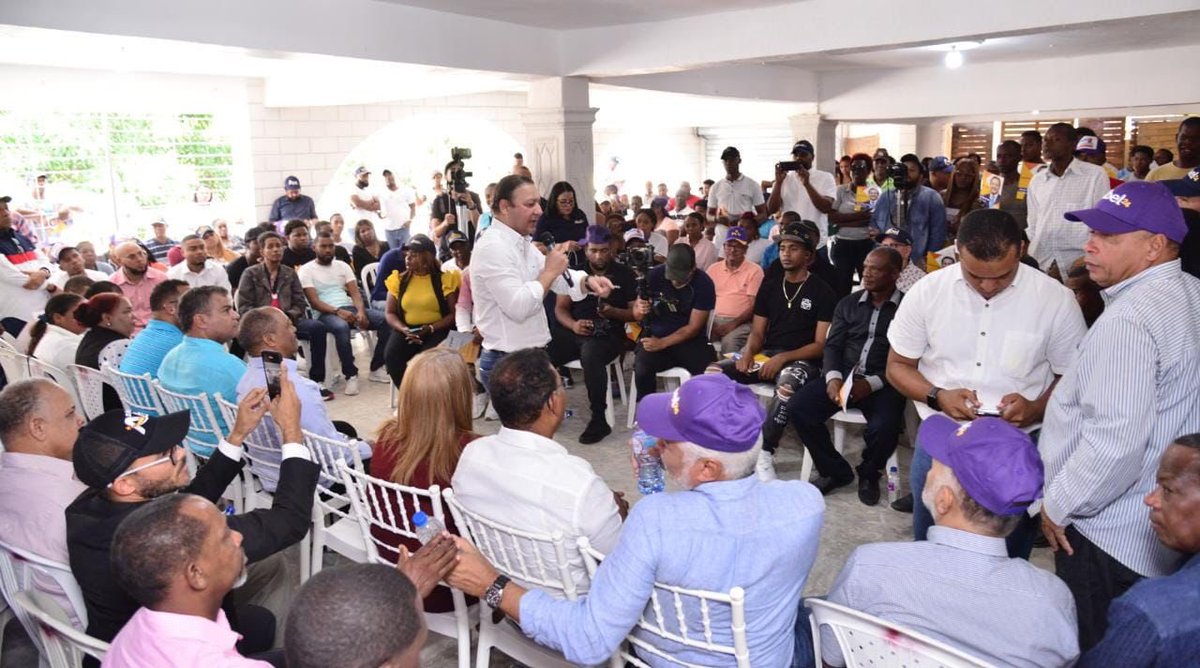 PldlVega's tweet photo. 📍[Hatillo] ⭐️⭐️⭐️⭐️⭐️

Presidente @AbelMartinezD se reúne con dirigentes barriales y deportistas del sector de Hatillo.

#PorUnCaminoMejor
#AbelPresidente https://t.co/yhSgDJMs1A