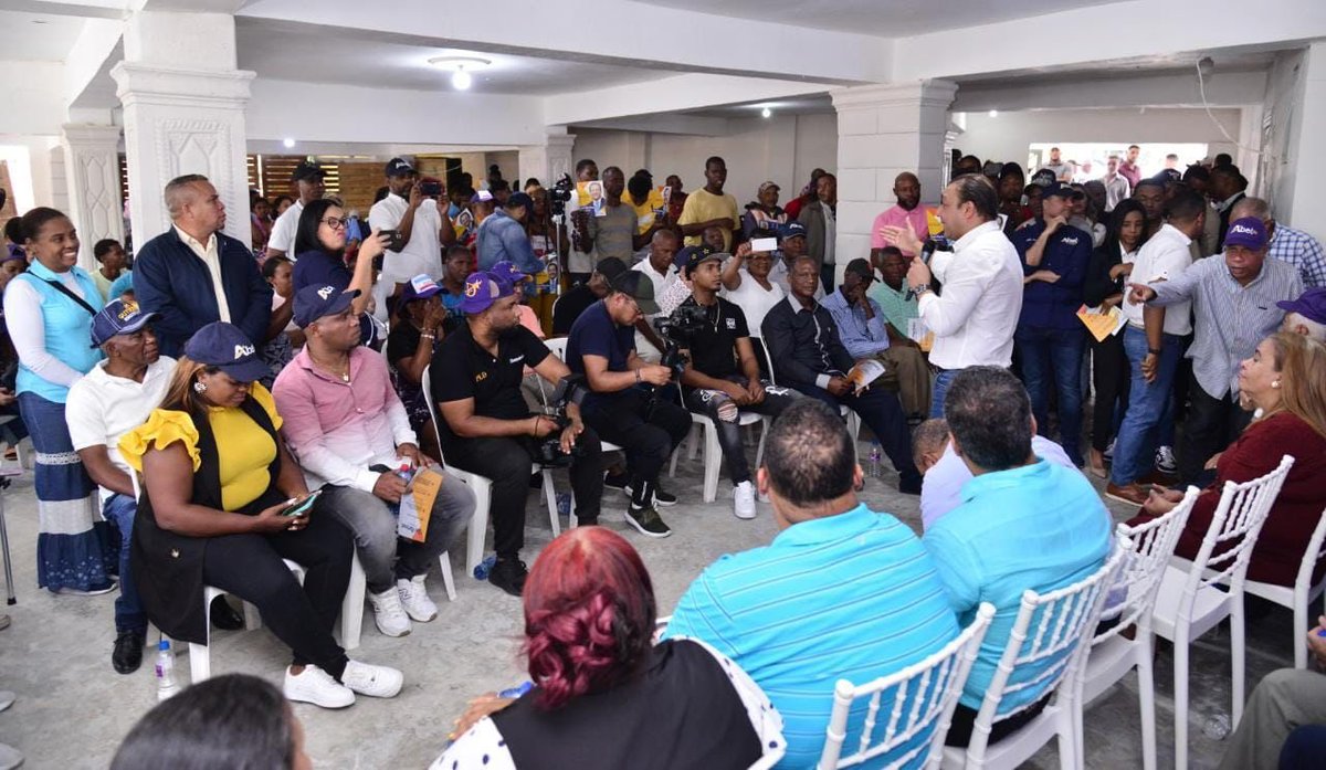 PldlVega's tweet photo. 📍[Hatillo] ⭐️⭐️⭐️⭐️⭐️

Presidente @AbelMartinezD se reúne con dirigentes barriales y deportistas del sector de Hatillo.

#PorUnCaminoMejor
#AbelPresidente https://t.co/yhSgDJMs1A