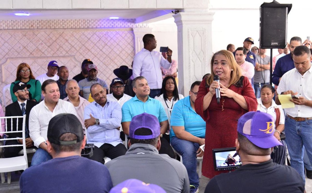 PldlVega's tweet photo. 📍[Hatillo] ⭐️⭐️⭐️⭐️⭐️

Presidente @AbelMartinezD se reúne con dirigentes barriales y deportistas del sector de Hatillo.

#PorUnCaminoMejor
#AbelPresidente https://t.co/yhSgDJMs1A