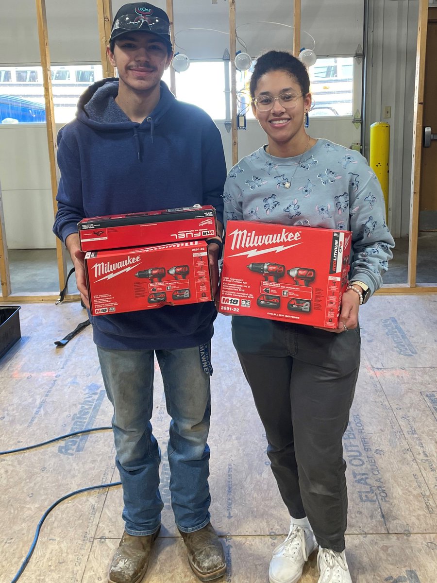 MidAmCarpenters's tweet photo. Lewis & Clark Career Center in St. Charles, MO asked our guys from #Local57 to judge their Wire-Off competition, putting kids’ skills to the test and a place at the annual Skills USA championship. We did a little extra and gifted the winning students a nice set of cordless tools! https://t.co/hz80OQ73UK